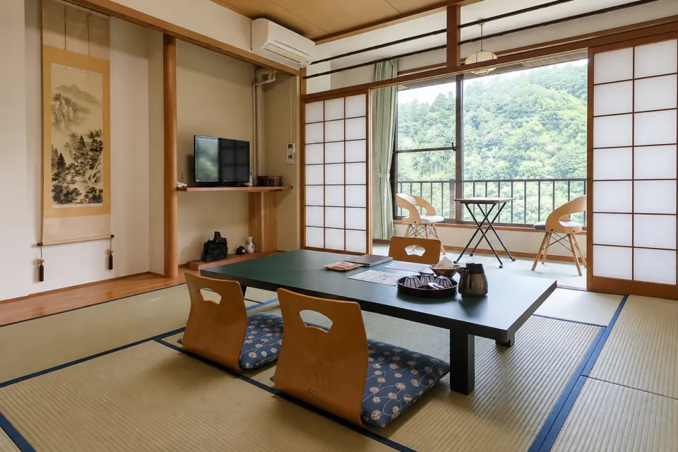 湯の峯荘の山々を望む和室