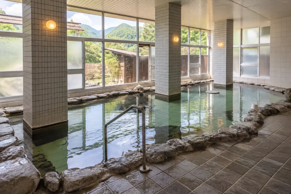湯の峯荘の窓に囲まれた内風呂