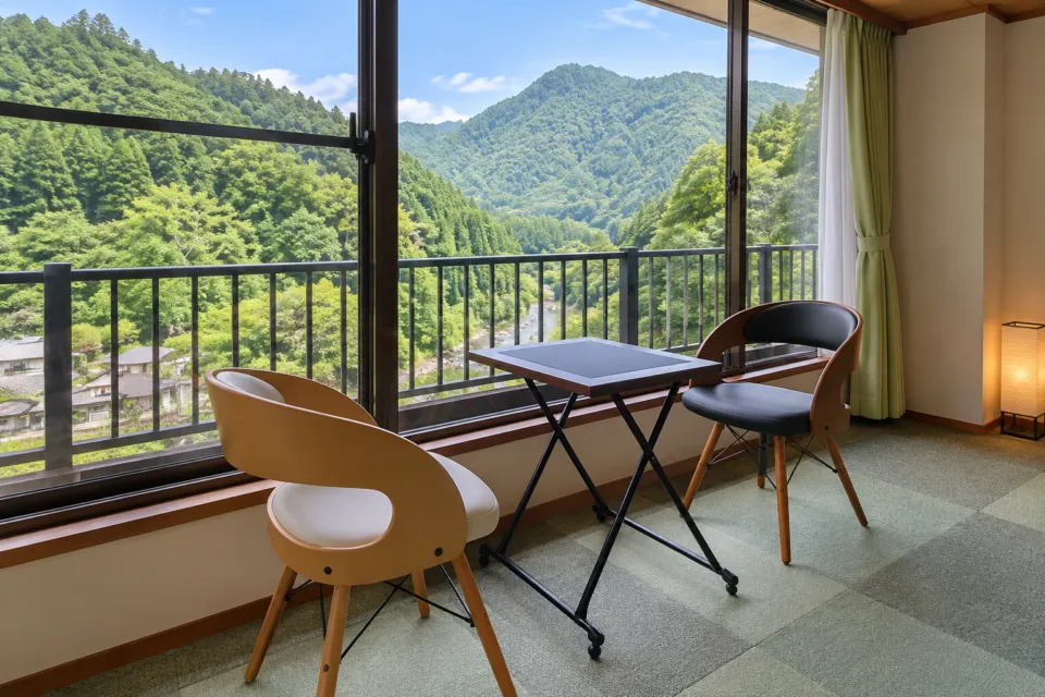 湯の峯荘の山々を望む窓際の椅子