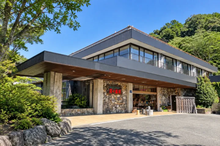 湯の峯荘の建物正面の外観