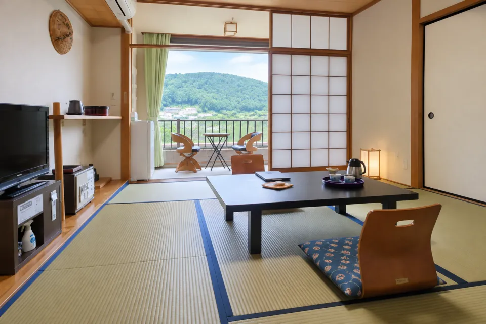 湯の峯荘のテレビと座卓のある和室