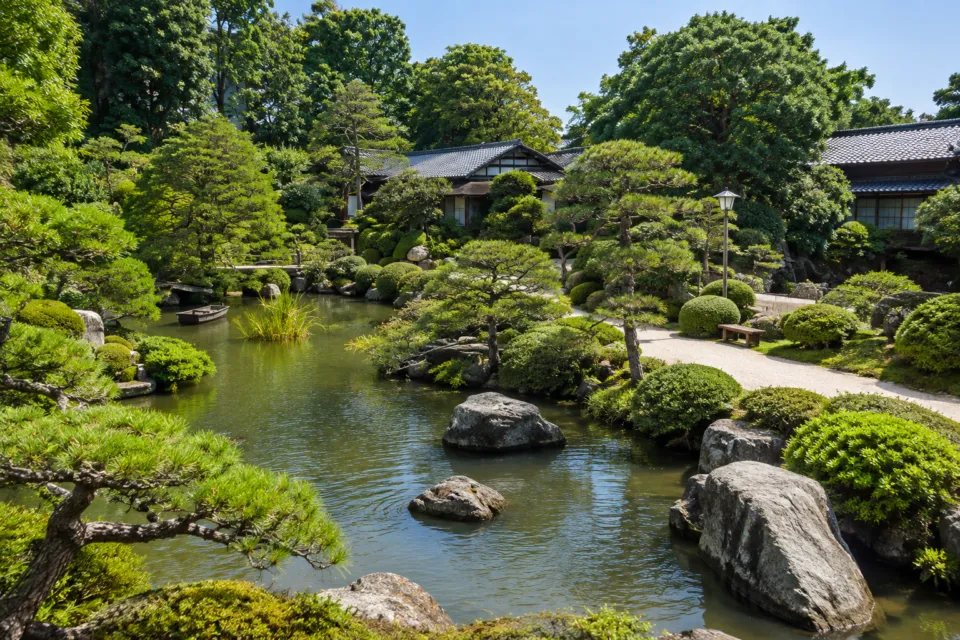 湯之助の宿 長楽園の池と木立が広がる日本庭園
