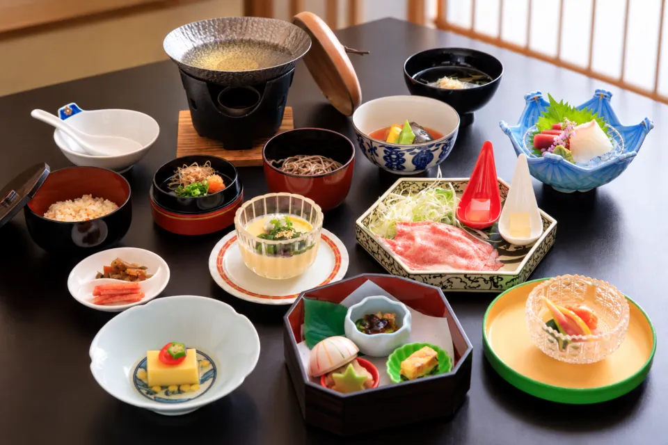 湯之助の宿 長楽園の会席料理の膳