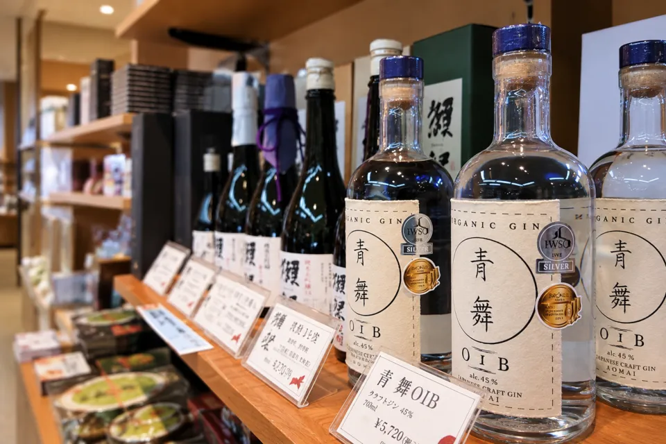 油谷湾温泉 ホテル楊貴館の館内売店に並ぶ地酒