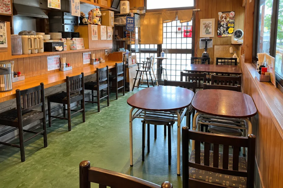 悠悠のカウンターとテーブル席がある店内