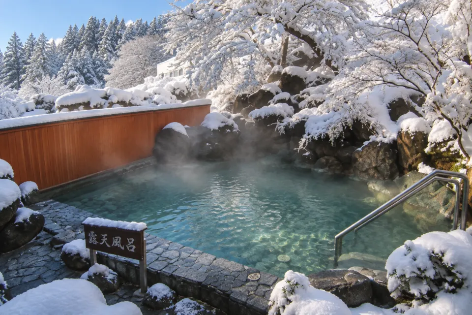 湯沢東映ホテルの雪に囲まれた露天風呂