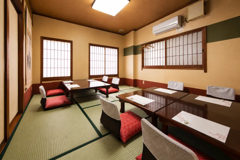 座・寿鈴の座敷のテーブル席