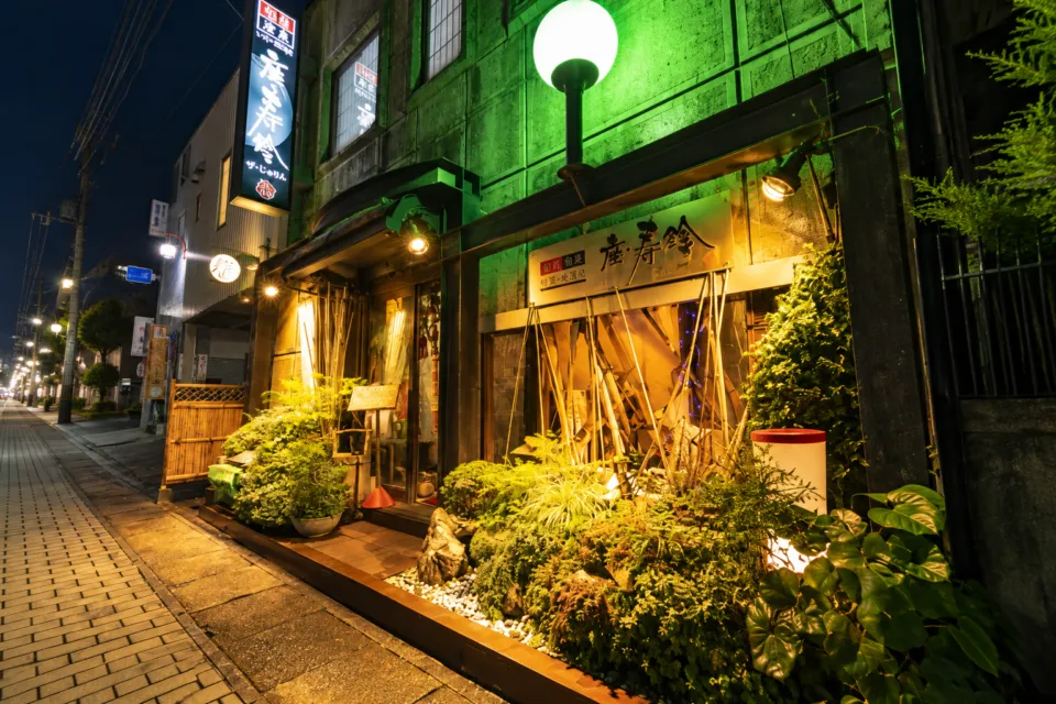 座・寿鈴の夜の店舗外観