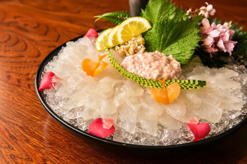 座・寿鈴の氷の上に盛られた薄切りの魚料理