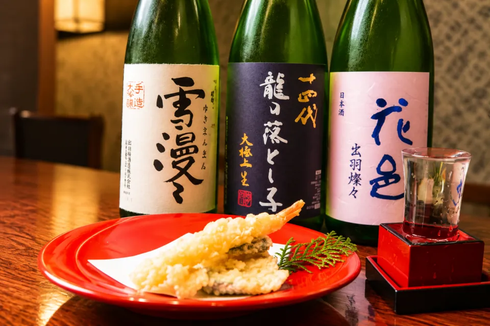 座・寿鈴の酒瓶とグラス