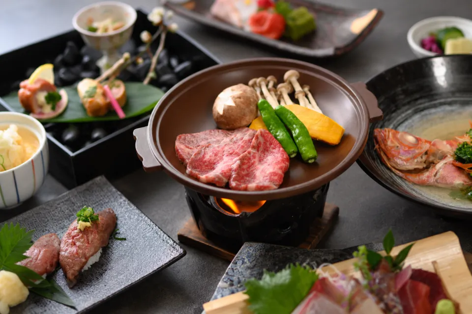 別府郷土料理 油屋熊八亭の牛肉の陶板焼きを中心にした料理