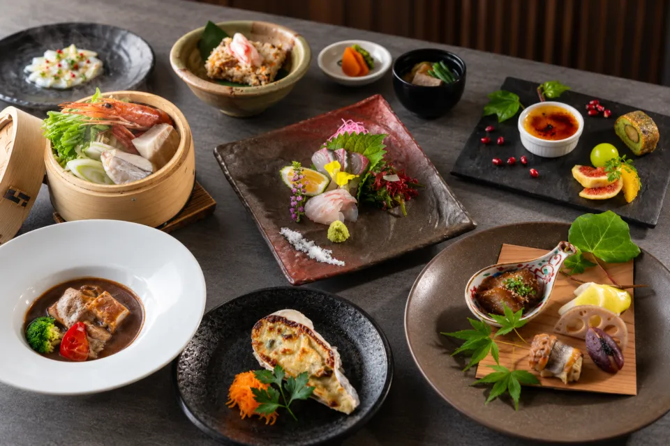 別府郷土料理 油屋熊八亭の刺身や蒸し料理を並べた会席料理の一例