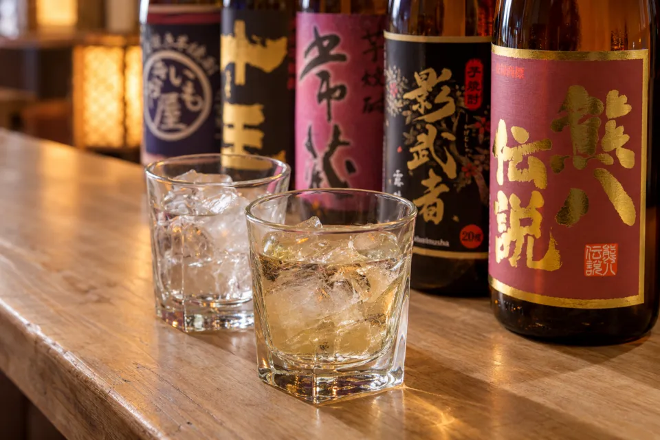 別府郷土料理 油屋熊八亭の焼酎の瓶と氷入りグラス
