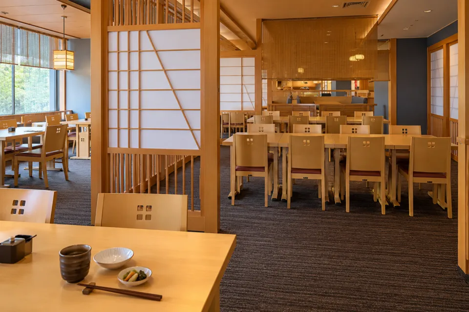 別府郷土料理 油屋熊八亭の障子と木製テーブルのある店内
