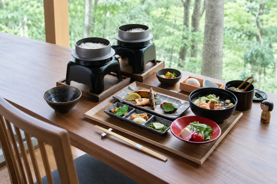 秋保風雅の釜と小鉢を並べた朝食