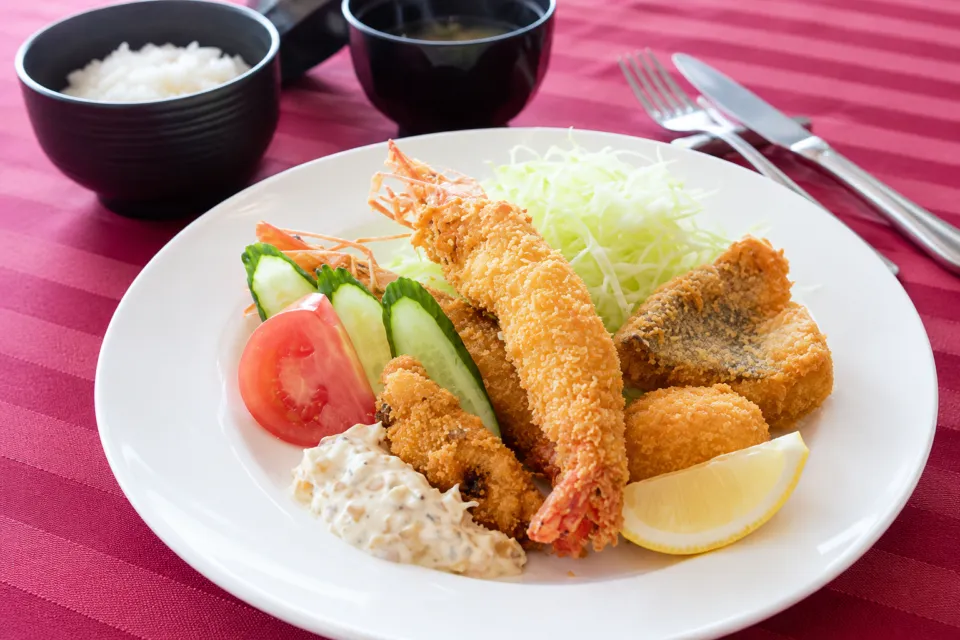 奄美山羊島ホテルの揚げ物とサラダを盛り付けた料理の一例