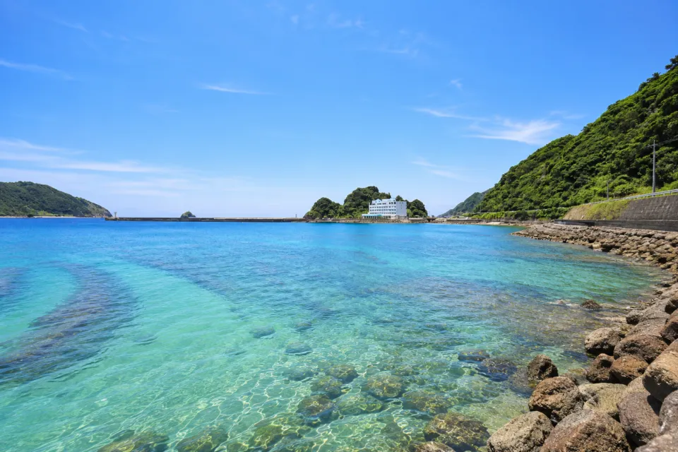 奄美山羊島ホテルの山羊島周辺の青い海と緑の山並み