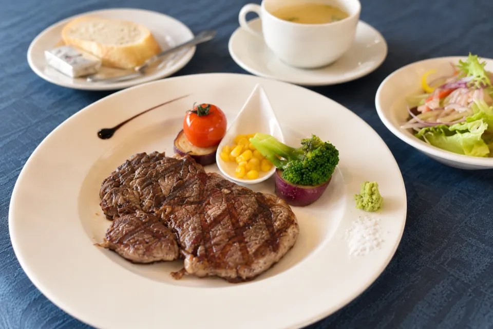 奄美山羊島ホテルの野菜を添えた肉料理の盛り付け例