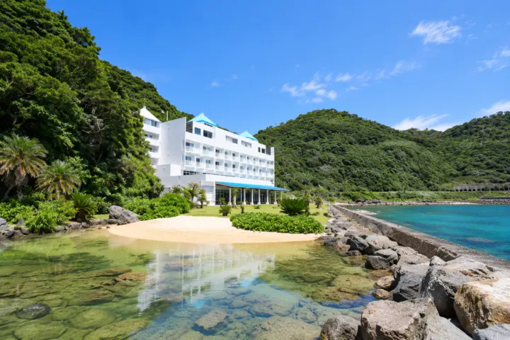 奄美山羊島ホテルの海と緑に囲まれた白い建物