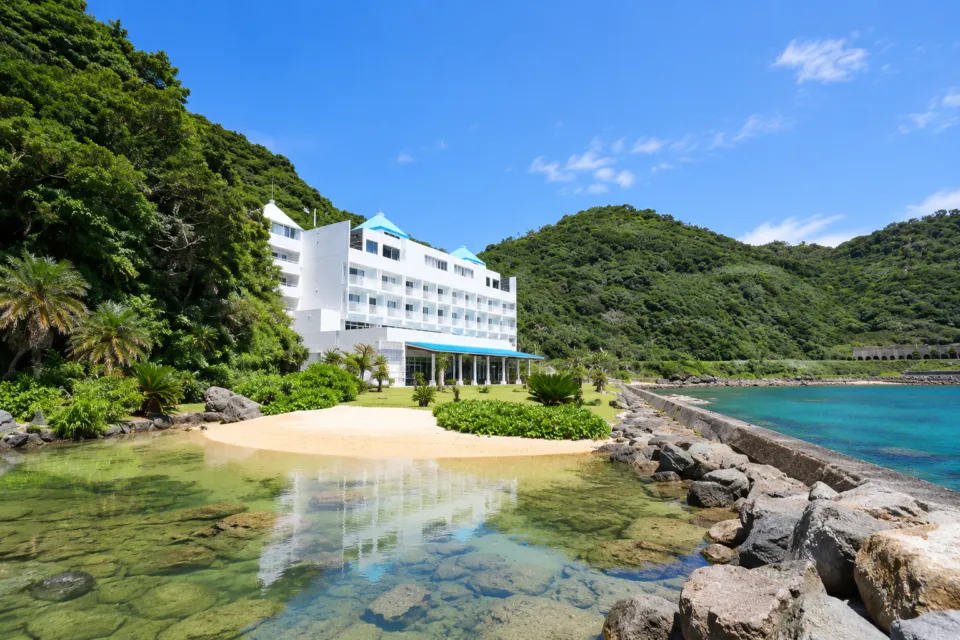奄美山羊島ホテルの海と緑に囲まれた白い建物