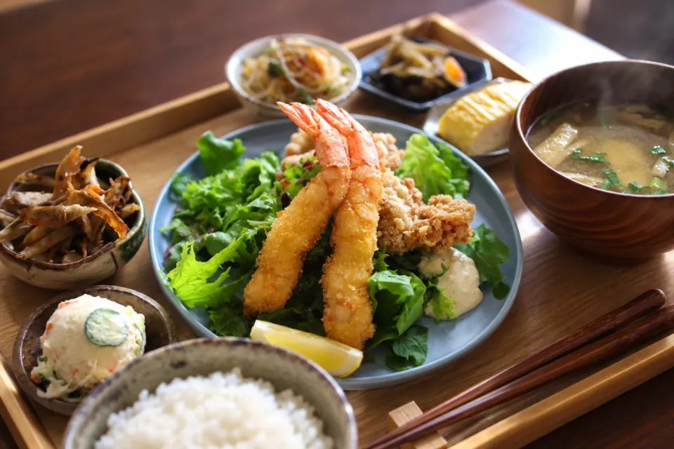 Another Livingのご飯や味噌汁と副菜を添えたランチの一例