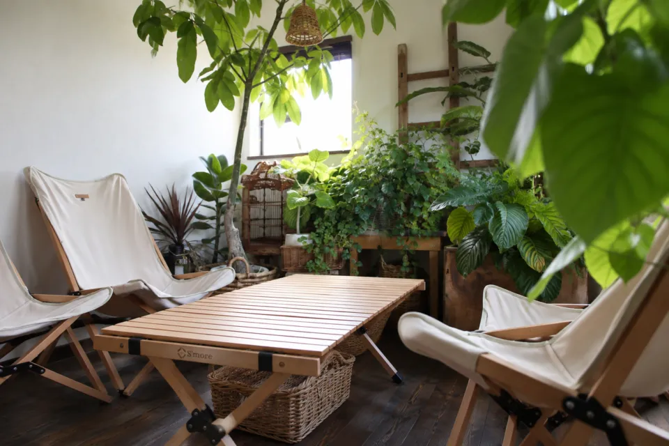 Another Livingの観葉植物に囲まれた森の部屋