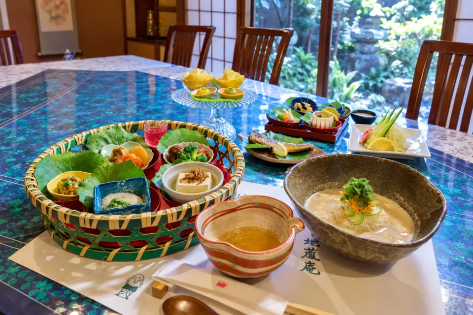 青島・地蔵庵のかご盛りと小鉢を並べた朝食