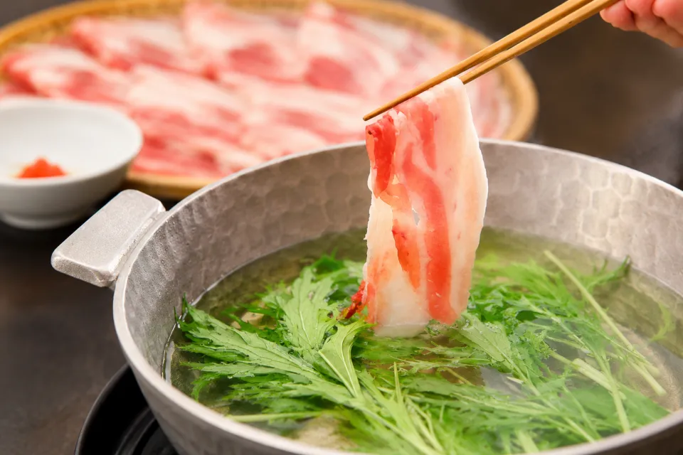 AUBEGIO霧島観光ホテルの黒豚しゃぶしゃぶの鍋と薄切り肉