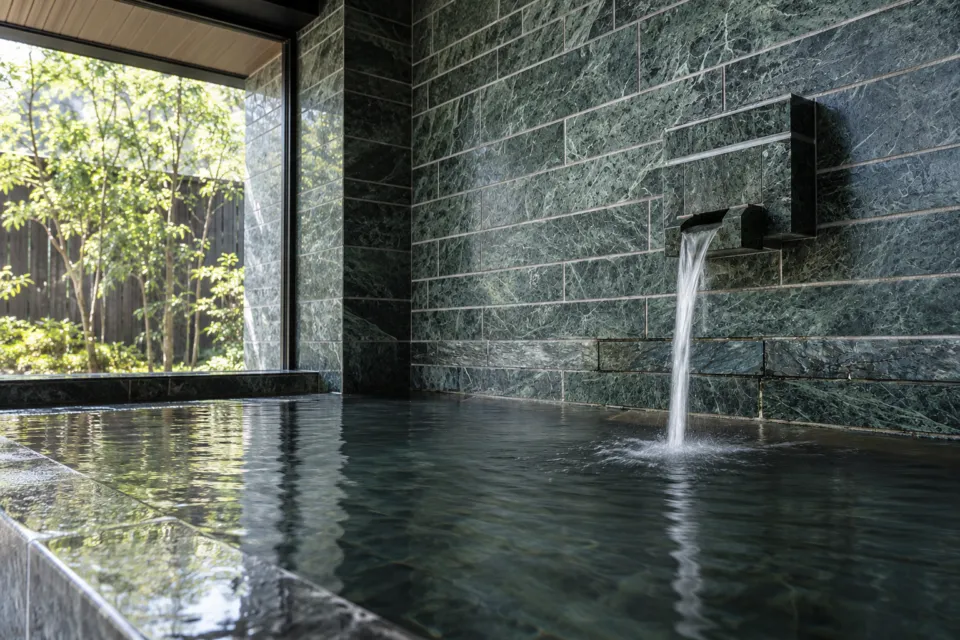 オーベルジュ内子の青石の壁と大浴場の湯口