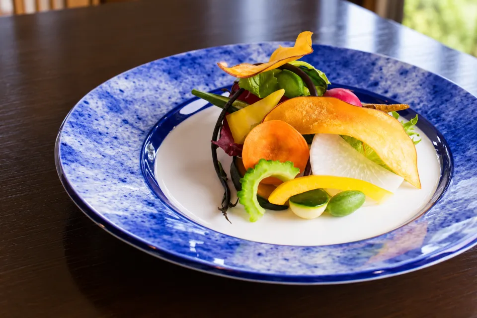 オーベルジュ内子の青い器に盛られた彩りのある野菜