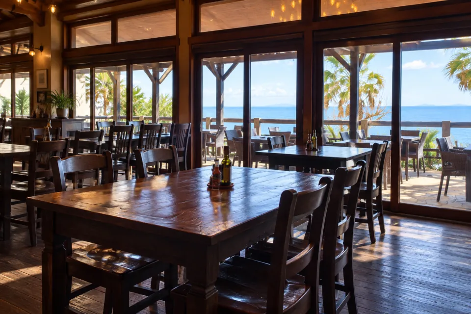 Bakery Restaurant CURRENTの海を望む窓側のテーブル席