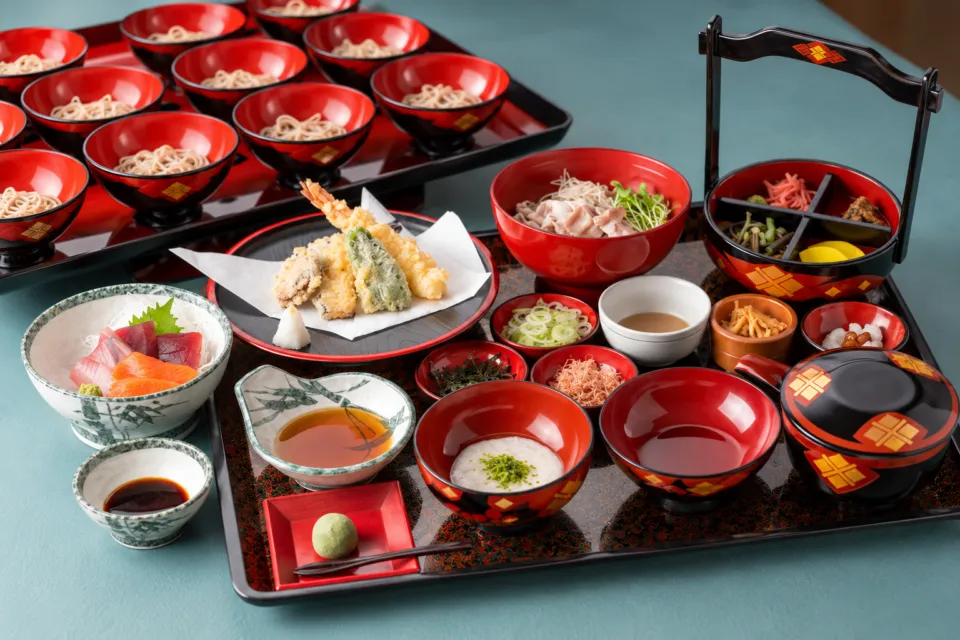 芭蕉館の刺身と天ぷらを添えた団体向けわんこそばの膳