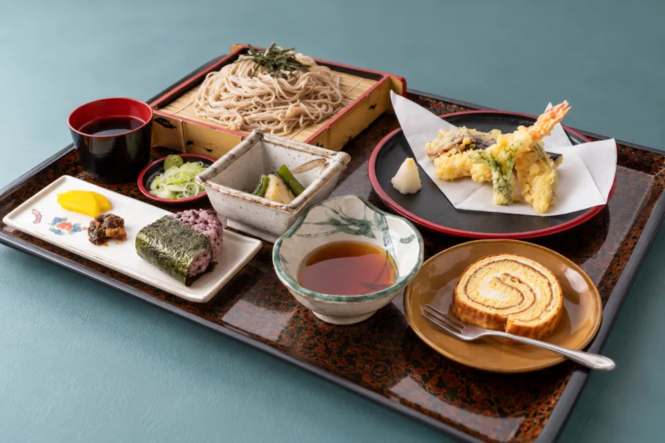芭蕉館の天ざるとおにぎり、ケーキを添えた団体向けの膳