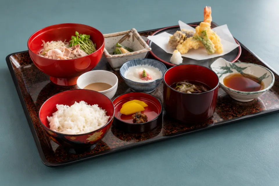 芭蕉館の天ぷらと豚肉、ご飯を組み合わせた団体向けの膳