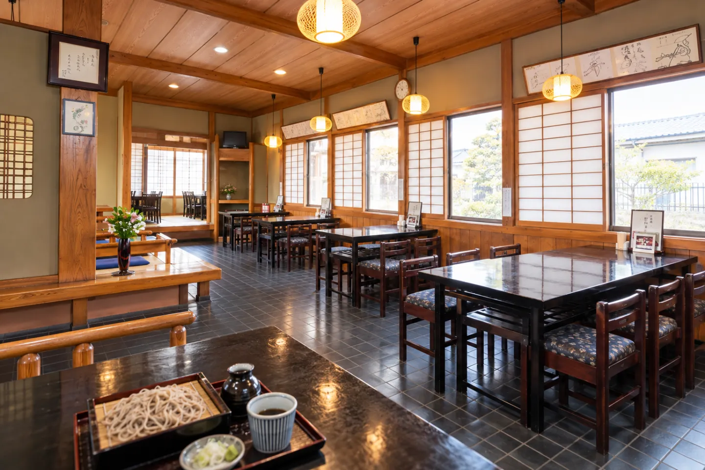 芭蕉館の木の梁と窓に囲まれた1階の食卓