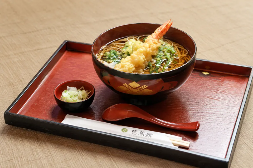 芭蕉館の海老天ぷらを載せた温かいそば