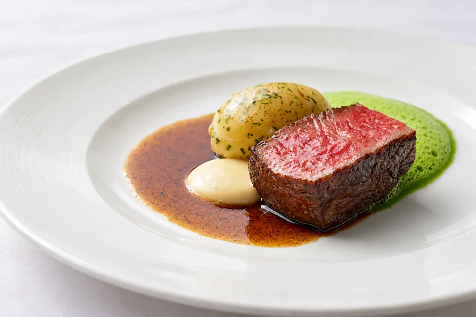 テラスレストランのオリーブ牛の肉料理