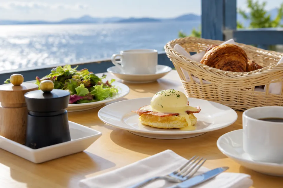 テラスレストランの卵料理とパンが並ぶ朝食の食卓