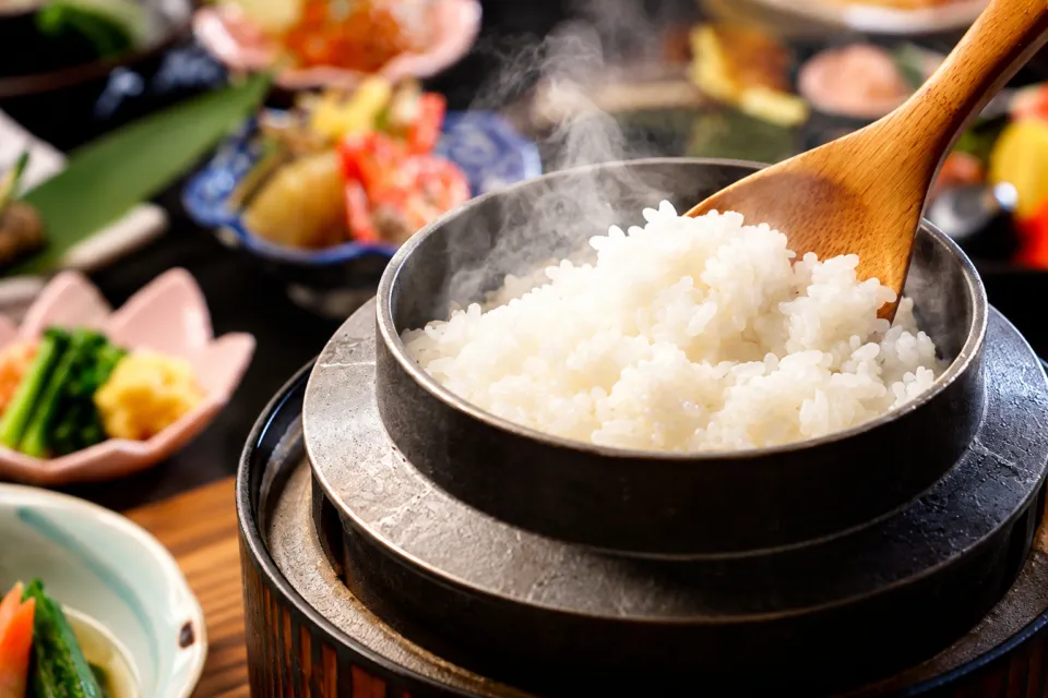 悠彩の宿 望海の釜からよそう朝食のご飯