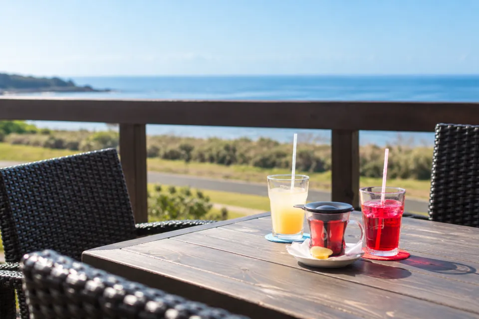 海の見えるカフェBIKAIの海辺のテーブルに並ぶ冷たい飲み物