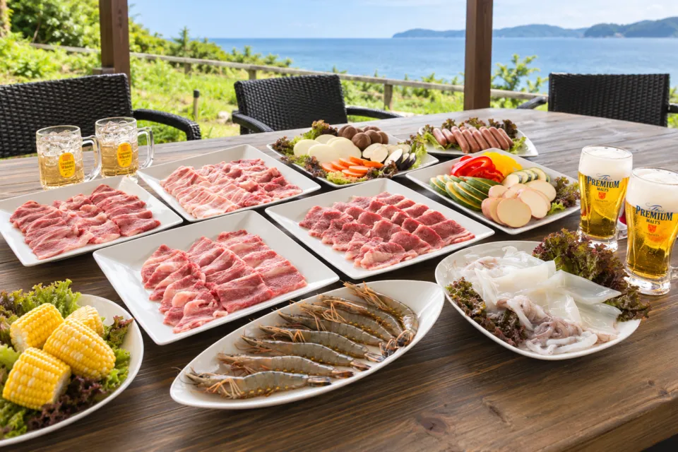 海の見えるカフェBIKAIの肉や魚介と野菜を並べたバーベキュー用食材
