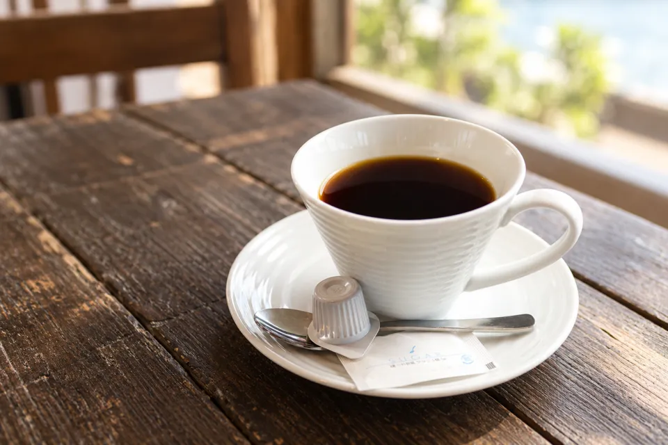 海の見えるカフェBIKAIの白いカップのコーヒー