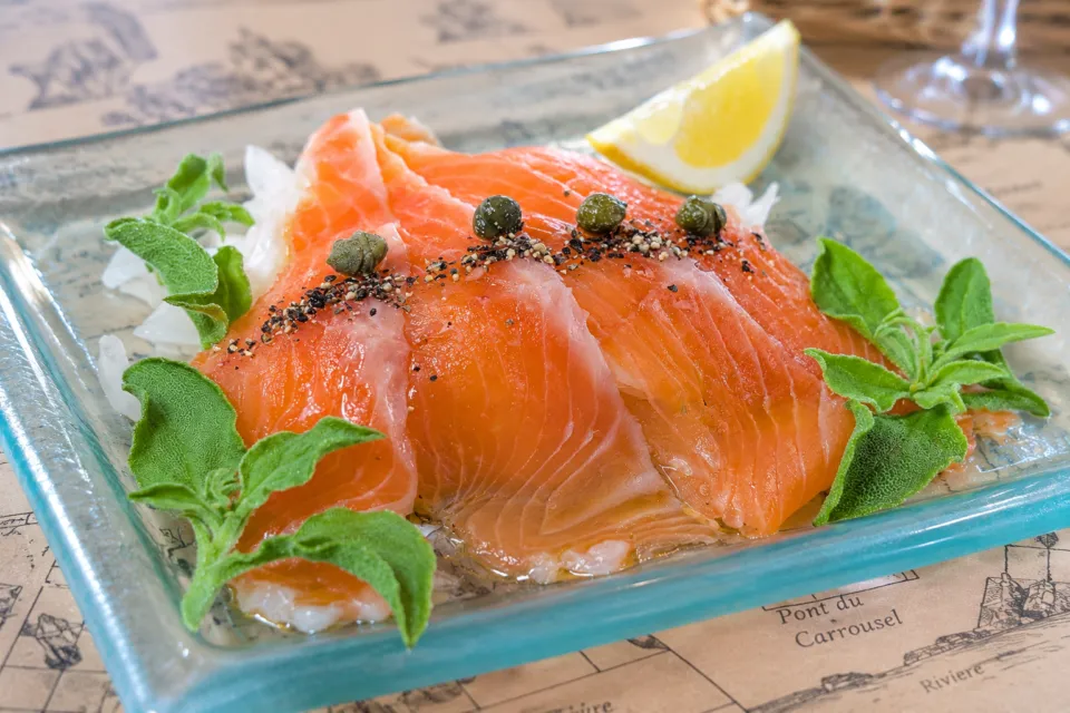 ビストロ・ミル・プランタンの魚と葉物を盛り付けた前菜