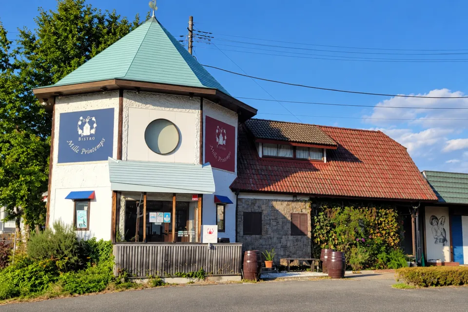 ビストロ・ミル・プランタンの尖塔屋根のある店舗外観