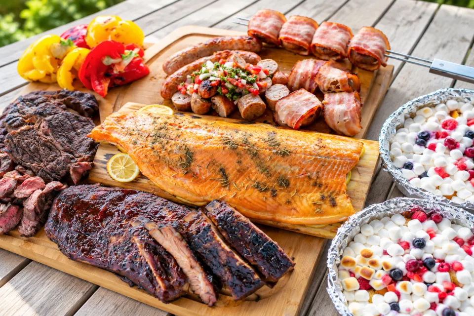 Blue Tarpの肉と野菜を並べたBBQ料理
