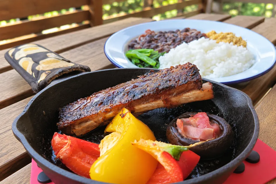 Blue Tarpのスペアリブ入りBBQプレート