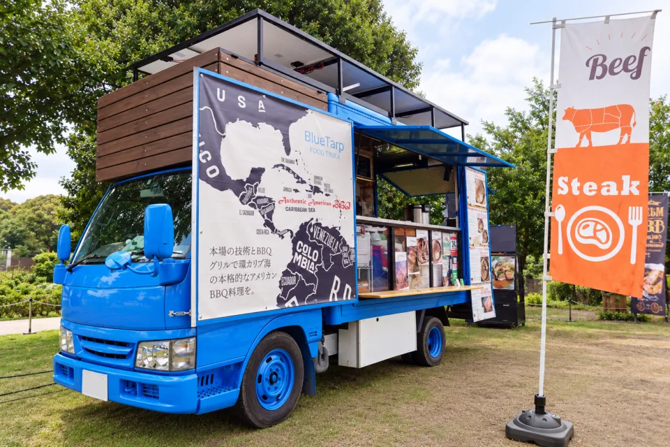 Blue Tarpの青いキッチンカー