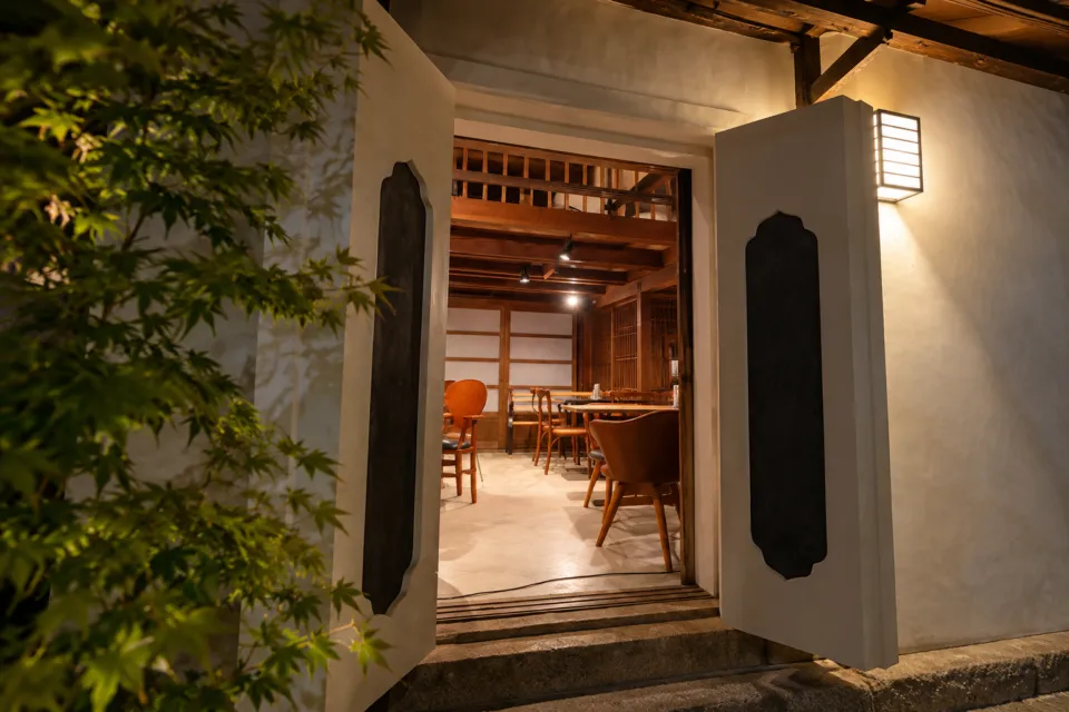 BREW LAB KURAYOSHIの蔵の扉越しに見える客席