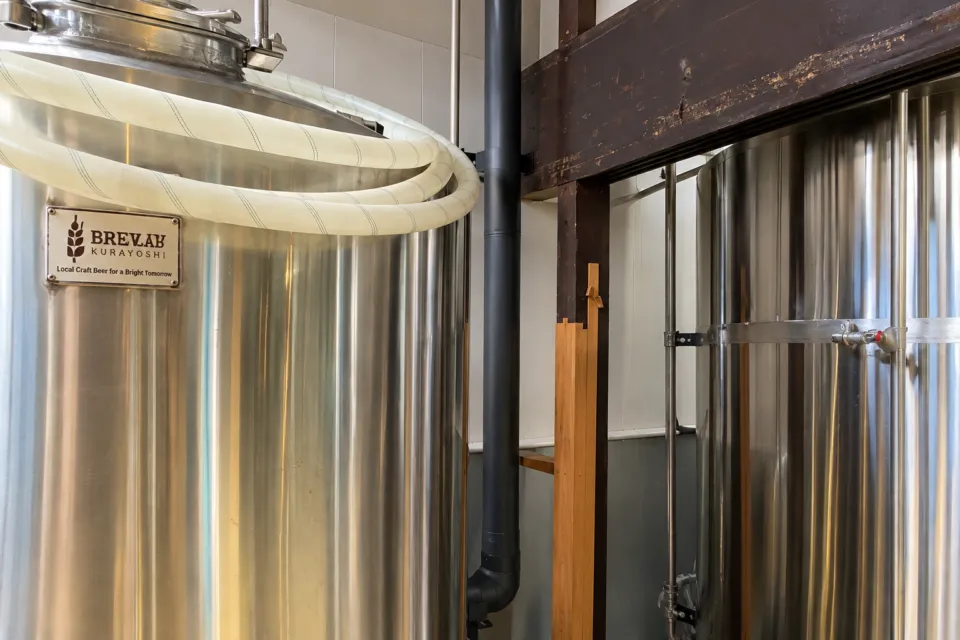 BREW LAB KURAYOSHIのタンクが並ぶ醸造所内