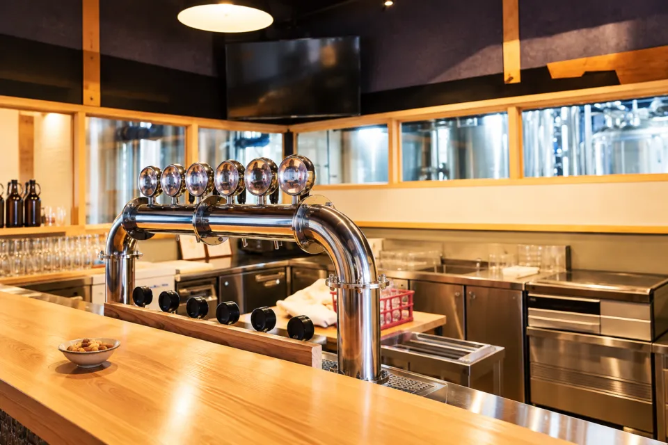 BREW LAB KURAYOSHIのビールサーバーが並ぶカウンター